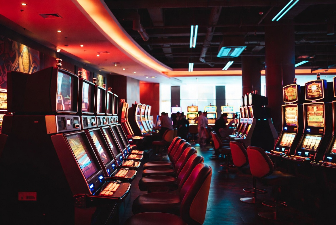 Individuos participando en apuestas virtuales con responsabilidad